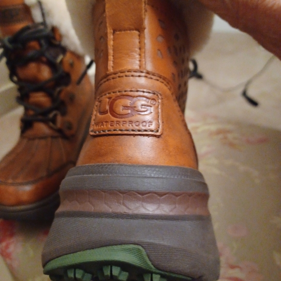 UGG Waterproof Leather Lace Up Boot with Sherling fur Size 7 Gorgeous - Picture 6 of 16